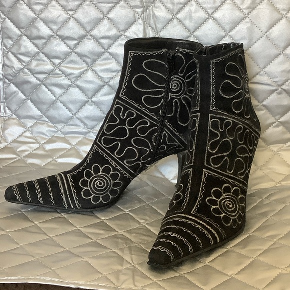 Via Spiga Black and White Embroidered suede Ankle Boots, Size 7.5 - Picture 8 of 15